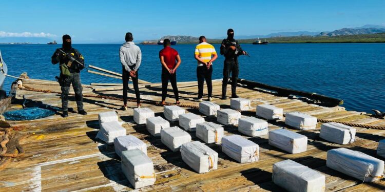 DNCD confisca 460 paquetes cocaína; apresa tres