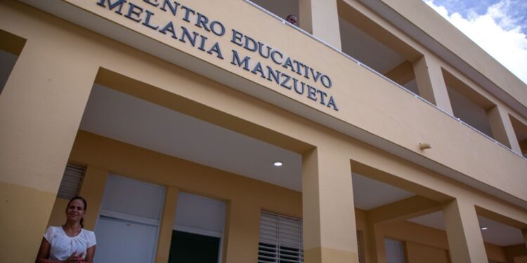 Abinader inaugura escuela en Monte Plata