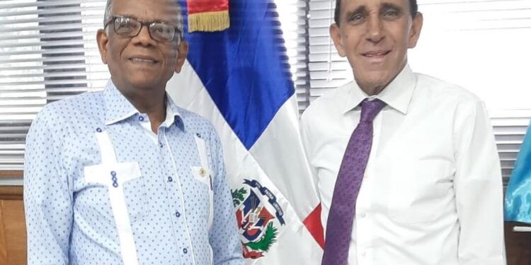 Director Migración recibe visita doctor Cruz Jiminián