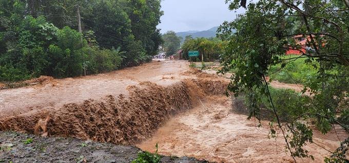 Gobierno va en apoyo a familias afectadas por inundaciones en Manabao