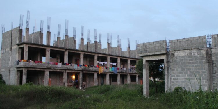 Haitianos ocupan escuelas en construcción en Cancino Adentro