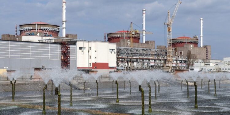 Ucrania: Fuerzas rusas repelen asalto central nuclear de Zaporozhie