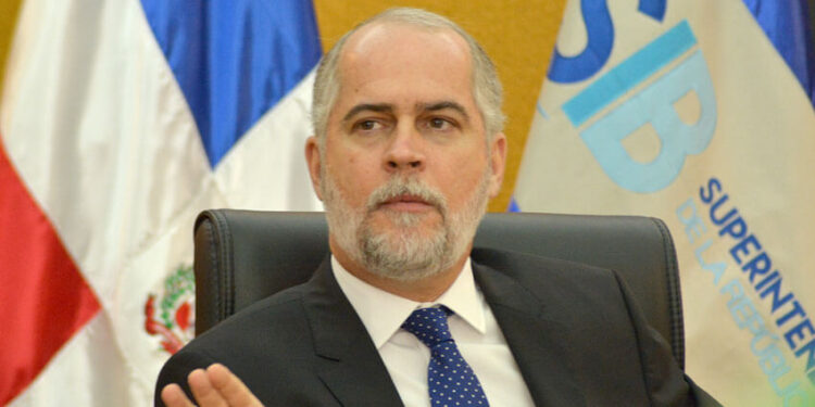 Abinader confirma al superintendente de Bancos