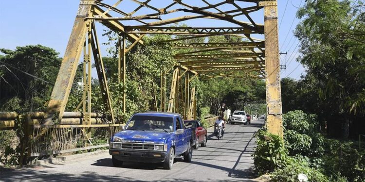Obras Públicas cierra puente Sabaneta sobre río Camú en La Vega