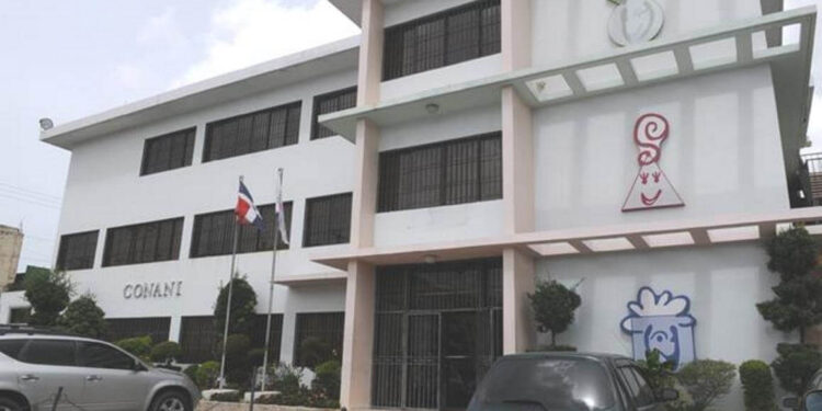 Niña casi muere al caer de un cuarto piso edificio Conani