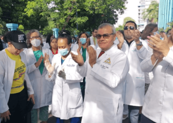 Médicos y abogados marchan contra las ARS y AFP