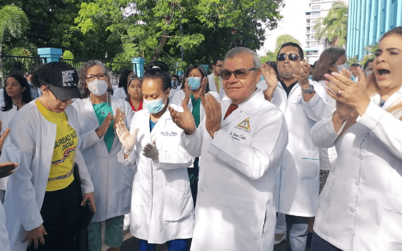 Médicos y abogados marchan contra las ARS y AFP