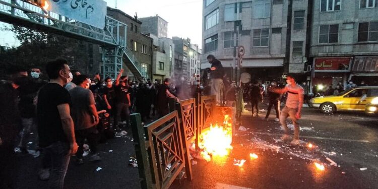 Irán: Represión policial deja al menos 35 muertos y decenas de heridos