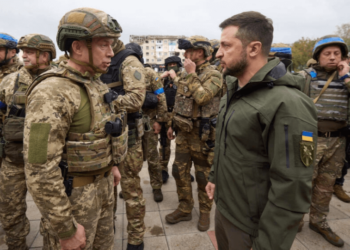 Ucrania: Zelenski visita ciudad recuperada por tropas ucranianas