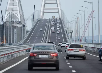 Rusia reanuda tránsito vehicular puente de Crimea