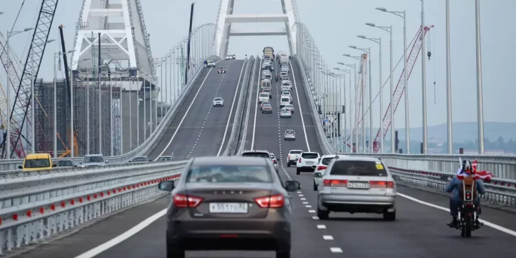 Rusia reanuda tránsito vehicular puente de Crimea