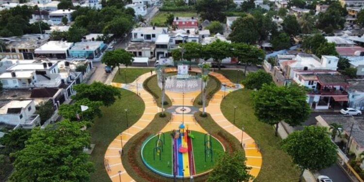 Alcaldía entrega moderno parque en La Vega