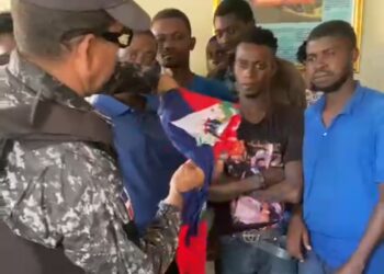 Oficial PN rompe y pisotea bandera haitiana