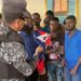 Oficial PN rompe y pisotea bandera haitiana