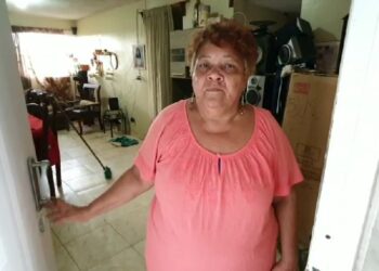 Vídeo: Policías agreden mujer en intento por desalojarla de apartamento