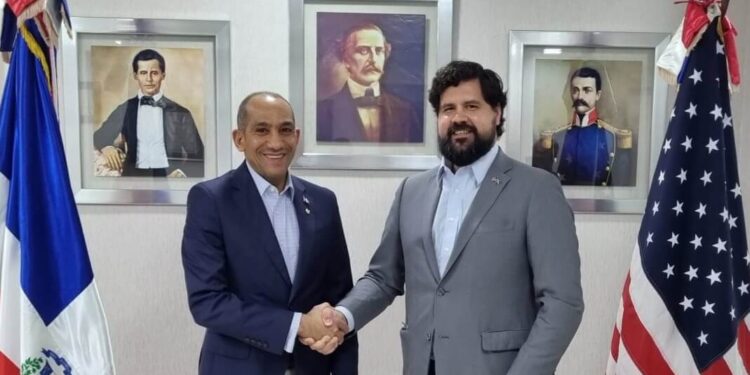 Funcionario antinarcótico de EEUU visita presidente DNCD