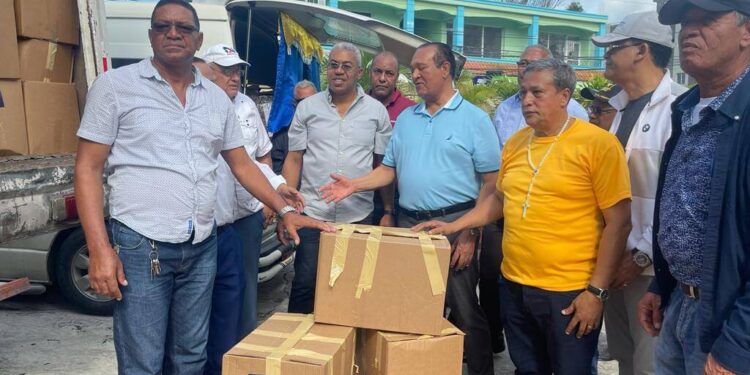 Senador Marte lleva ayuda a familias afectadas por huracán Fiona
