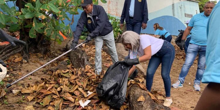 Director Migración encabeza jornada de limpieza en playa Güibia