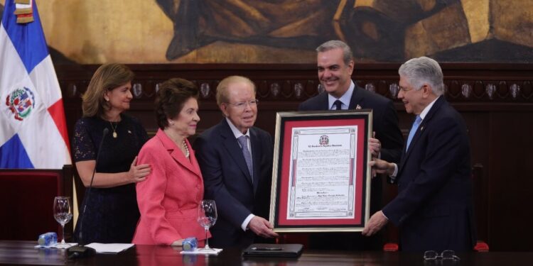 Senado reconoce empresario José Luis Corripio por aportes al país