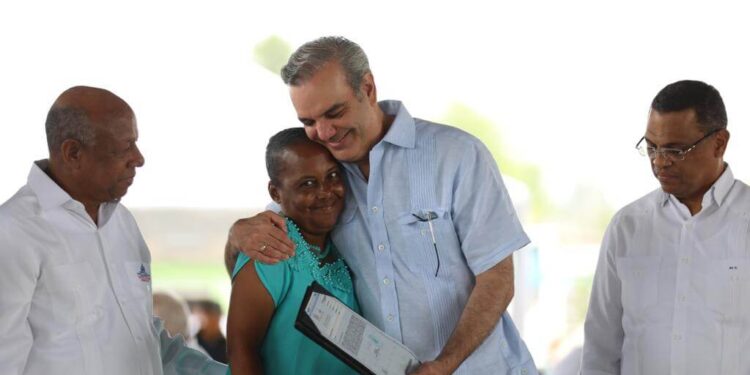 Abinader entrega títulos de propiedad en Barahona