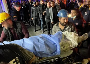 Turquía: Al menos 40 muertos por explosión en mina