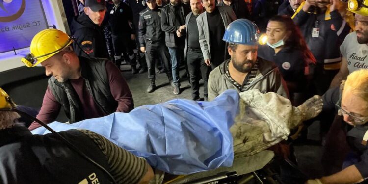Turquía: Al menos 40 muertos por explosión en mina