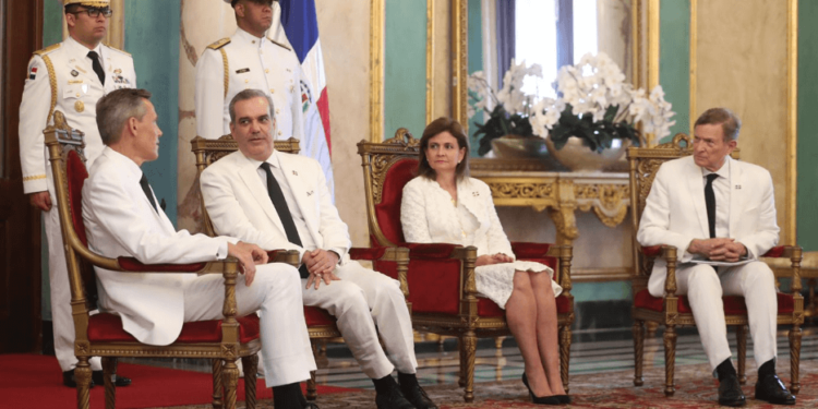 Abinader recibe cartas credenciales de tres nuevos embajadores
