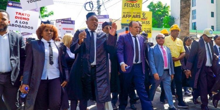Abogados marchan en demanda de pensiones y seguro de salud