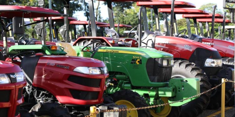 Gobierno entrega maquinarias y equipos a Agricultura