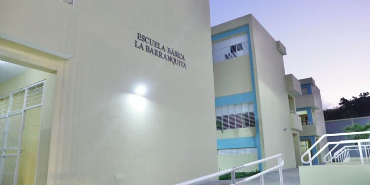 Gobierno inaugura escuela básica en La Barranquita