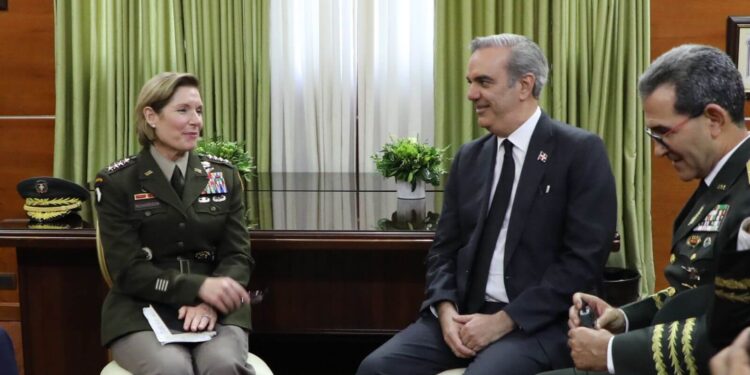 Abinader se reúne con comandante del Comando Sur EEUU