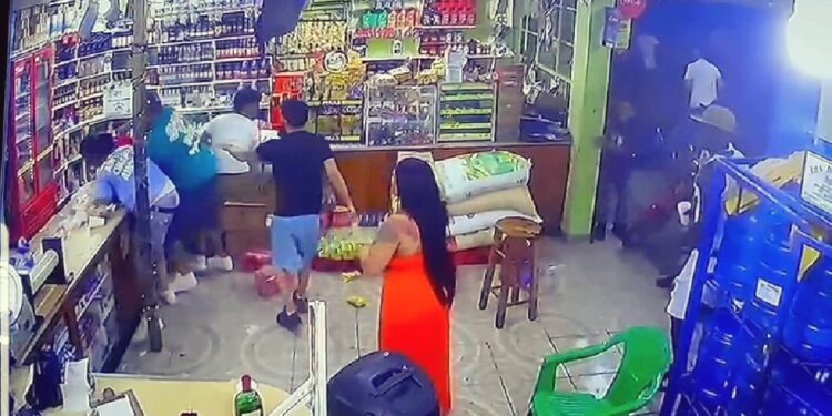 Peravia | Policía mata dos personas en un colmado en Baní