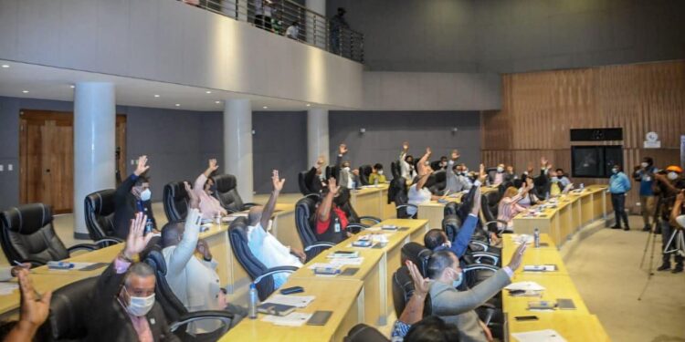 Alcaldía SDE entrega bonos reclamados por regidores