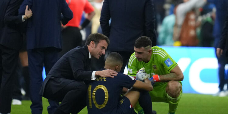 Catar 2022 | Macron consuela jugadores selección ante derrota de Argentina
