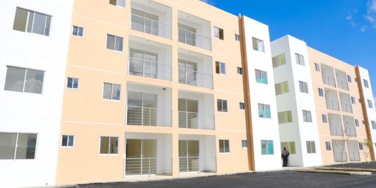 Abinader entrega apartamentos a dominicanos residentes en NY