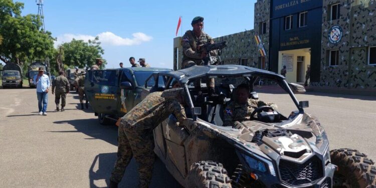 Abinader entrega 40 vehículos al Ejército