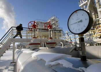 OPEP y Rusia mantendrán recortada producción petróleo