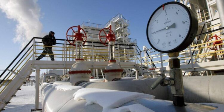 OPEP y Rusia mantendrán recortada producción petróleo