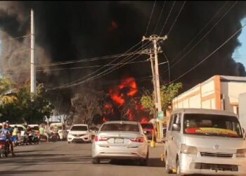 Se incendia improvisado depósito de gomas viejas en SDE