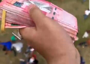 El Alfa lanza miles de pesos a fanáticos desde helicóptero
