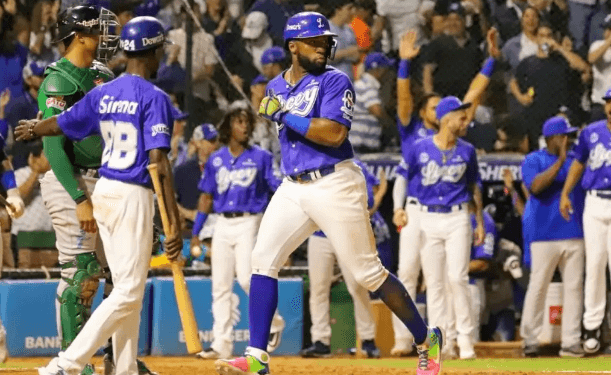 Licey adelanta 2-1 a Estrellas en serie final