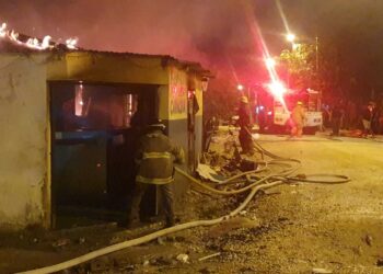 Incendio destruye dos casas en sector Las Casitas de San Luis
