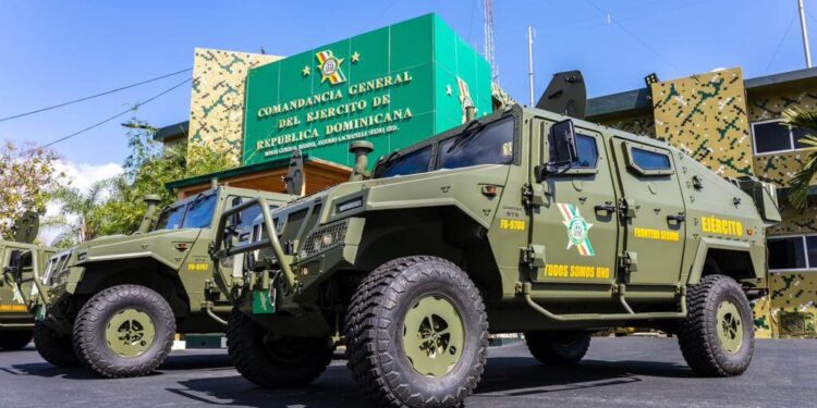 Abinader entrega equipos militares prometidos al Ejército