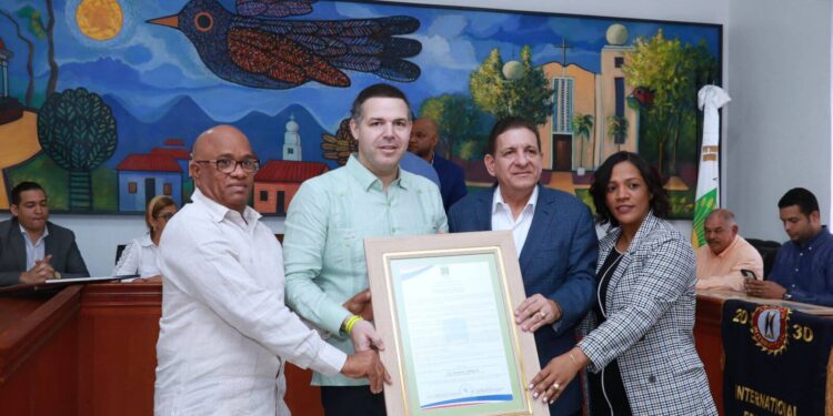 Ramón Tallaj Jr., recibe llaves de la ciudad de Bonao y es declarado Huesped Distinguido de ese municipio