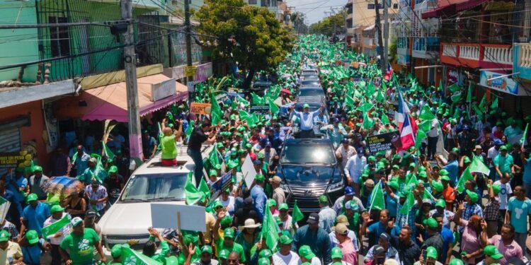 Leonel denuncia crisis atraviesa país; encabeza multitudinaria marcha