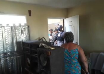 Con tiros y bombas lacrimógenas policías responden a grupo evitó desalojo mujer