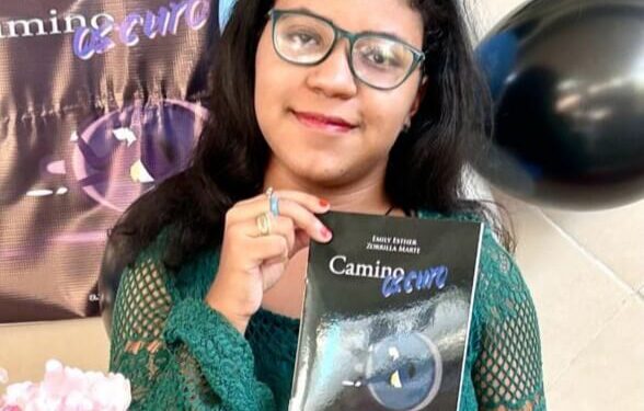 Adolescente pone en circulación libro “Camino Oscuro”