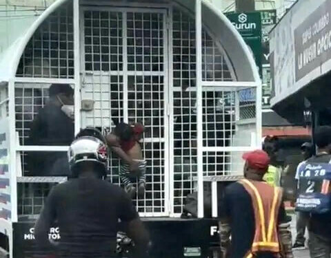 Migración cancela agente participó operativo donde niño cuelga en brazos de su madre haitiana