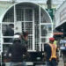 Migración cancela agente participó operativo donde niño cuelga en brazos de su madre haitiana