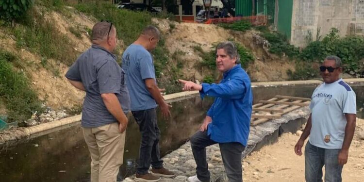 Diputado Bogaert supervisa trabajos cañada Guajimia en SDO